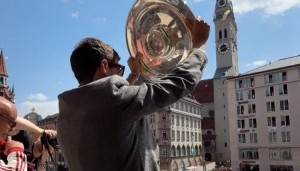 穆勒在夺冠庆典中接受球迷欢呼！拜仁社媒：传奇！